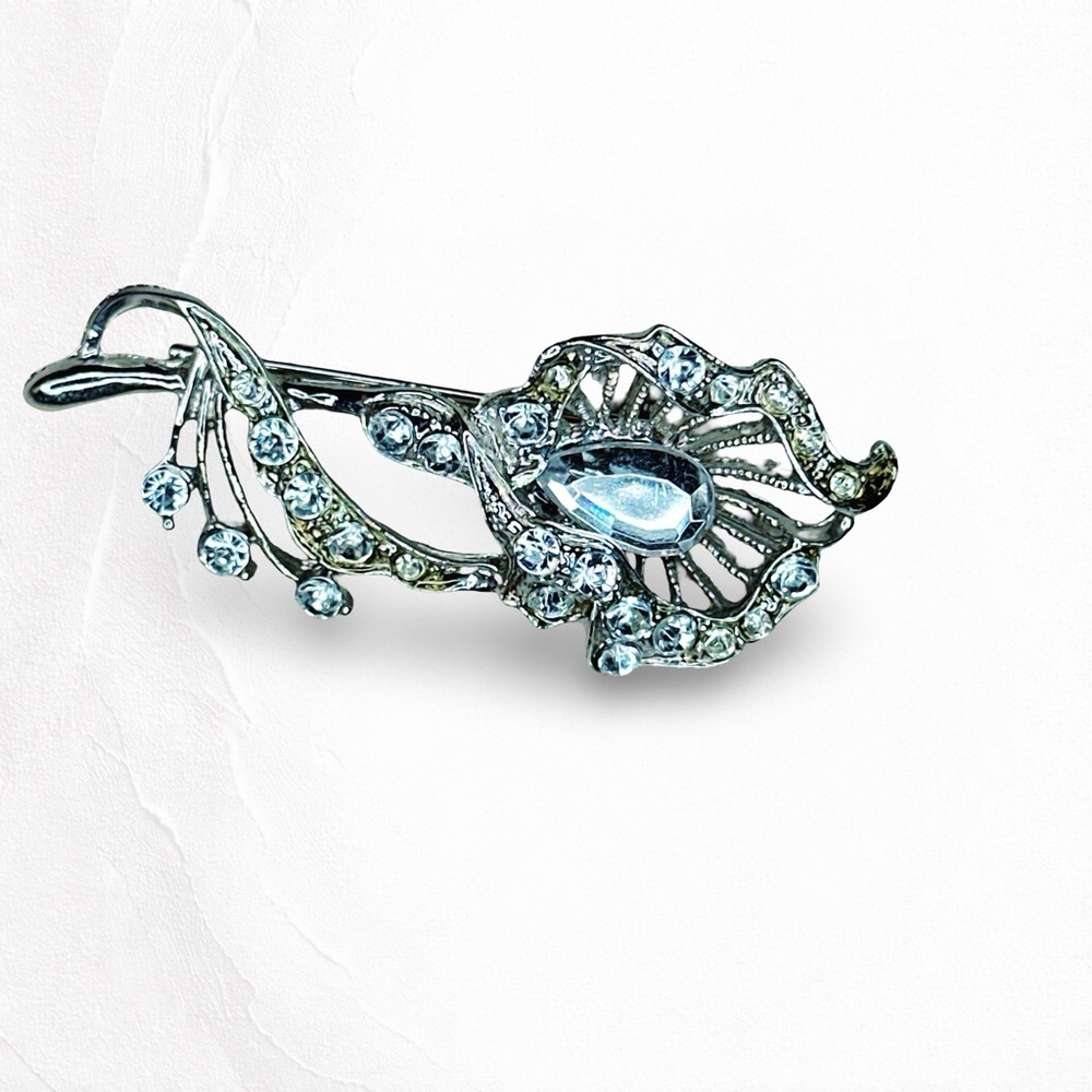 7019. Silvertone Floral Brooch